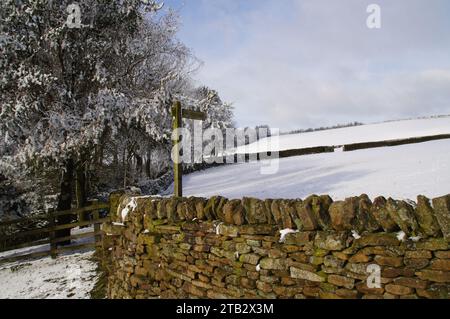 Der Fußweg zum Pinhaw Beacon von der Calf Edge Farm – Snowy Winter Wonderland in Lothersdale, den Yorkshire Dales, North Yorkshire, England, Großbritannien Stockfoto