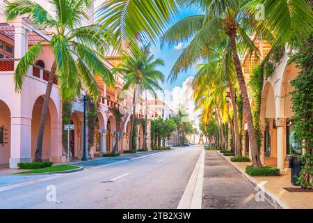 Palm Beach, Florida, USA an einem wunderschönen Tag in der Worth Ave. Stockfoto