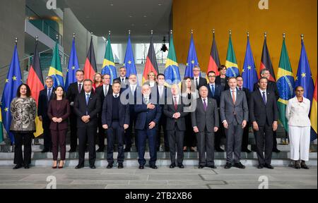 04. Dezember 2023, Berlin: Bundeskanzler Olaf Scholz (1. Reihe, 5. V. rechts, SPD) und Luiz Inacio Lula da Silva (1. Reihe, 5. V. l.), Präsident Brasiliens, stehen im Bundeskanzleramt anlässlich der 2. Deutsch-brasilianischen Regierungskonsultationen in der deutschen Hauptstadt mit (1. Reihe, l-r) Luciana Santos, Ministerin für Wissenschaft, Technologie und Innovation, Annalena Baerbock (Bündnis 90, Allianz 90), und die deutsche Kanzlerin.Row, l-r) Luciana Santos, Ministerin für Wissenschaft, Technologie und Innovation, Annalena Baerbock (Allianz 90/die Grünen), Außenminister Rui Costa, He Stockfoto