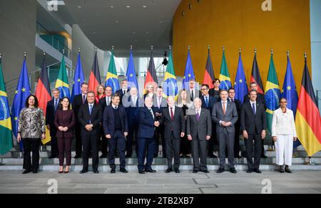 04. Dezember 2023, Berlin: Bundeskanzler Olaf Scholz (1. Reihe, 5. V. rechts, SPD) und Luiz Inacio Lula da Silva (1. Reihe, 5. V. l.), Präsident Brasiliens, stehen im Bundeskanzleramt anlässlich der 2. Deutsch-brasilianischen Regierungskonsultationen in der deutschen Hauptstadt mit (1. Reihe, l-r) Luciana Santos, Ministerin für Wissenschaft, Technologie und Innovation, Annalena Baerbock (Bündnis 90, Allianz 90), und die deutsche Kanzlerin.Row, l-r) Luciana Santos, Ministerin für Wissenschaft, Technologie und Innovation, Annalena Baerbock (Allianz 90/die Grünen), Außenminister Rui Costa, He Stockfoto