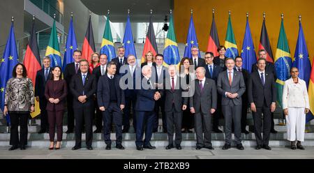 04. Dezember 2023, Berlin: Bundeskanzler Olaf Scholz (1. Reihe, 5. V. rechts, SPD) und Luiz Inacio Lula da Silva (1. Reihe, 5. V. l.), Präsident Brasiliens, stehen im Bundeskanzleramt anlässlich der 2. Deutsch-brasilianischen Regierungskonsultationen in der deutschen Hauptstadt mit (1. Reihe, l-r) Luciana Santos, Ministerin für Wissenschaft, Technologie und Innovation, Annalena Baerbock (Bündnis 90, Allianz 90), und die deutsche Kanzlerin.Row, l-r) Luciana Santos, Ministerin für Wissenschaft, Technologie und Innovation, Annalena Baerbock (Allianz 90/die Grünen), Außenminister Rui Costa, He Stockfoto