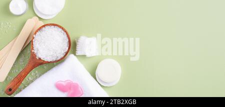 Bad- und Duschprodukte und Accessoires auf olivfarbenem Hintergrund. Selbstpflege, Körperpflege, Wellness- und Hygienekonzept. Stockfoto