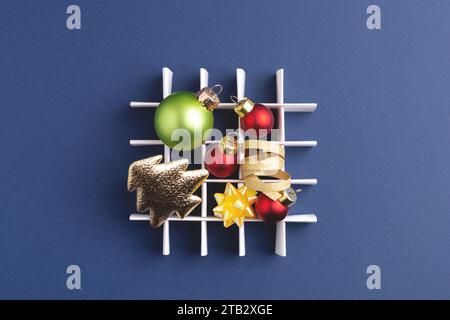 Neujahrsgrußkarte mit Weihnachtsdekoration auf dunkelblauem Hintergrund, Draufsicht. Kreative Urlaubskomposition. Stockfoto