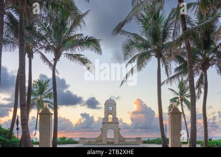 Palm Beach, Florida, USA Uhrenturm an der Worth Ave bei Sonnenaufgang. Stockfoto