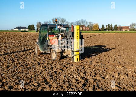 Jährliche Analyse des Stickstoffgehaltes in einer Weizenfläche. Die Probenahme erfolgt mit einem Quad mit automatischer hydraulischer Schnecke für die Bodenbohrung. Tec Stockfoto