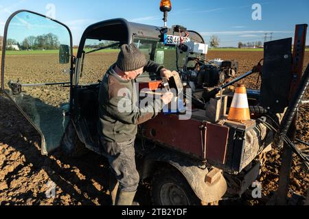 Jährliche Analyse des Stickstoffgehaltes in einer Weizenfläche. Die Probenahme erfolgt mit einem Quad mit automatischer hydraulischer Schnecke für die Bodenbohrung. Tec Stockfoto