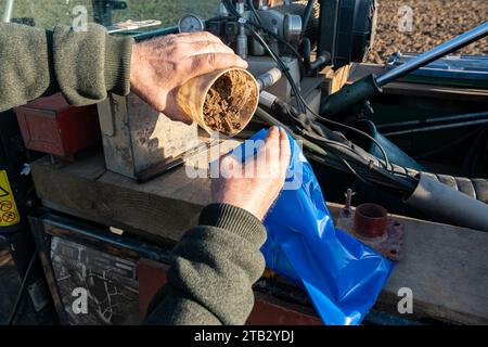 Jährliche Analyse des Stickstoffgehaltes in einer Weizenfläche. Die Probenahme erfolgt mit einem Quad mit automatischer hydraulischer Schnecke für die Bodenbohrung. Tec Stockfoto