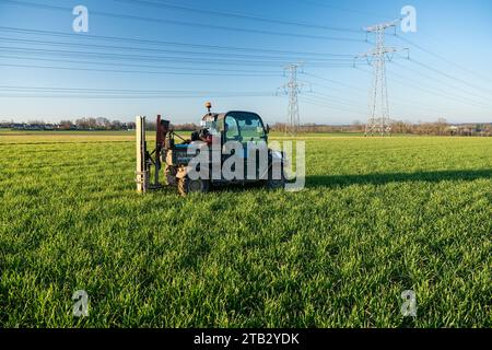 Jährliche Analyse des Stickstoffgehaltes in einer Weizenfläche. Die Probenahme erfolgt mit einem Quad mit automatischer hydraulischer Schnecke für die Bodenbohrung. Tec Stockfoto