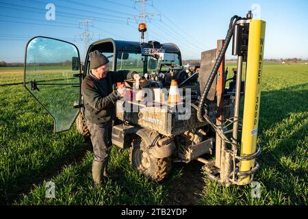 Jährliche Analyse des Stickstoffgehaltes in einer Weizenfläche. Die Probenahme erfolgt mit einem Quad mit automatischer hydraulischer Schnecke für die Bodenbohrung. Tec Stockfoto