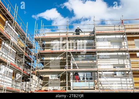 Thermische Rehabilitation von Wohngebäuden. Renovierung von Fassaden durch Installation von Dämmung und Verkleidung. Außenwandisolierung, Motor Stockfoto