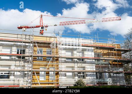 Thermische Rehabilitation von Wohngebäuden. Renovierung von Fassaden durch Installation von Dämmung und Verkleidung. Außenwandisolierung, Motor Stockfoto