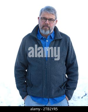 Fotograf Andreas von Mallinckrodt, 56 Jahre alt, im Winter draußen stehend, Brille, Plattling, Bayern, Deutschland Stockfoto