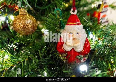 Nahaufnahme eines Weihnachtsbaumschmucks des Vaters, der im Weihnachtsbaum hängt Stockfoto