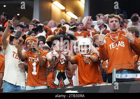 2. Dezember 2023, Arlington, Texas, USA: Texas Longhorns Fans während des Spiels 2023 zwischen Texas Longhorns und Oklahoma State Cowboys. Am Samstag, 2. Dezember 2023 in Arlington, Texas, USA (Foto: Javier Vicencio / Eyepix Group/SIPA USA) Stockfoto