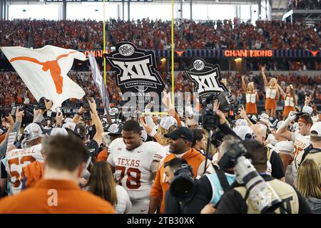 2. Dezember 2023, Arlington, Texas, Vereinigte Staaten: Feierlichkeiten nach dem Abschluss des Spiels der Dr Pepper Big 12 Championship 2023 zwischen Texas und Oklahoma State. Am Samstag, 2. Dezember 2023 in Arlington, Texas, USA (Foto: Javier Vicencio / Eyepix Group/SIPA USA) Stockfoto