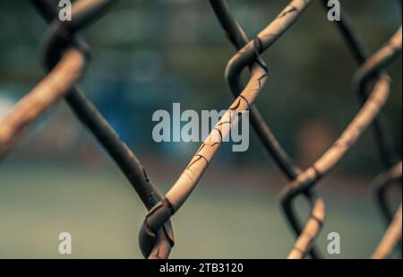 Nahaufnahme eines rostigen Zauns. Flacher Fokus. Stockfoto