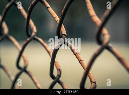 Nahaufnahme eines rostigen Zauns. Flacher Fokus. Stockfoto