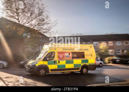 Brighton, 17. November 2023: Ein Krankenwagen reagiert auf einen Notruf Stockfoto