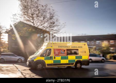 Brighton, 17. November 2023: Ein Krankenwagen reagiert auf einen Notruf Stockfoto