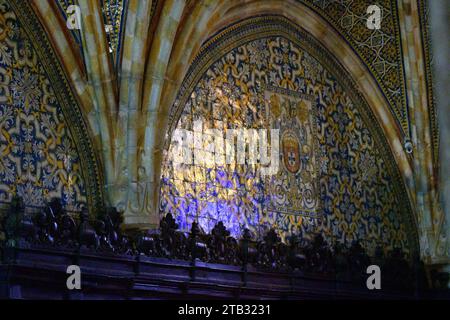 Verzierte Fliesenwand und geschnitzte Innendekoration in der historischen Halle des Pena Palace in Sintra, Portugal – architektonische Details, August 2022 Stockfoto