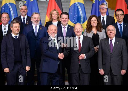 04. Dezember 2023, Berlin: Bundeskanzler Olaf Scholz (1. Reihe, 5. V. rechts, SPD) und Luiz Inacio Lula da Silva (1. Reihe, 5. V. l.), Präsident Brasiliens, stehen im Bundeskanzleramt anlässlich der 2. Deutsch-brasilianischen Regierungskonsultationen in der deutschen Hauptstadt (1. Reihe, l-r) Robert Habeck (Allianz 90/die Grünen), Bundesminister für Wirtschaft und Klimaschutz, Mauro Vieira, Minister für auswärtige Angelegenheiten, und (2. Reihe, l-r) Boris Pistorius (SPD), Bundesminister für Verteidigung, Marcio Fernando Elias Rosa, Stellvertretender Minister für Industrie und Handel, Hube Stockfoto