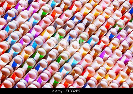 Mesmerizing Array of Bunte abstrakte geometrische Zylinder Stockfoto
