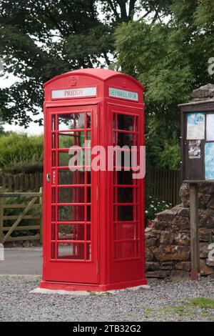 Priddy Defibrillator in alter Telefonbox Stockfoto