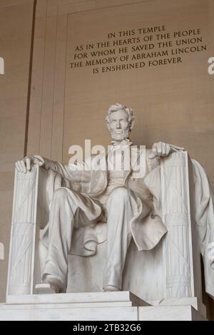 Eine Hommage an Abraham Lincoln, inspiriert vom Parthenon, mit einer 5,8 m hohen Marmorstatue. 2 Lincoln Memorial CIR NW, Washington, DC 20002, Vereinigte Staaten Stockfoto