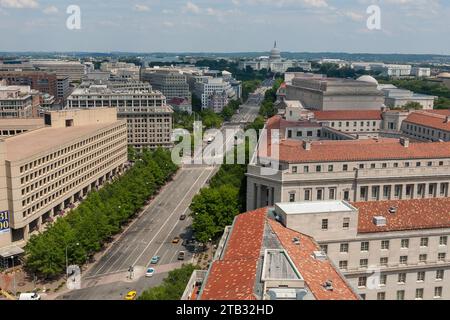Das Kapitol in der Ferne, vom Dach eines Gebäudes in Washington aus gesehen. Pennsylvania Avenue NW, Washington, DC 20001, Vereinigte Staaten Stockfoto