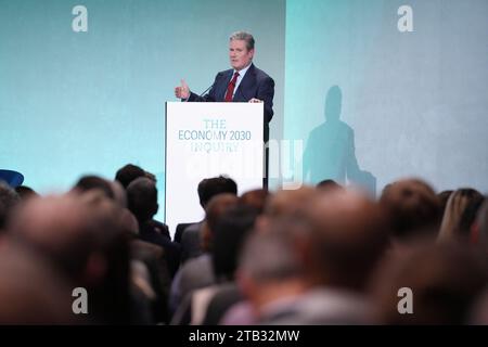 ER ÜBERMITTELTE DIE KORREKTUR DER SCHREIBWEISE VON KIER AN DEN Vorsitzenden der Labour Party KEIR, Sir Keir Starmer, der auf der Resolution Foundation Konferenz im QEII Centre in London sprach. Bilddatum: Montag, 4. Dezember 2023. Stockfoto