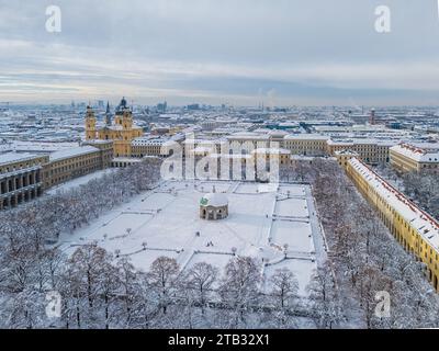 Winterblick mit Schnee auf den Hofgarten Rundpavillon nach starkem Schneefall am Wochenende davor. Stockfoto