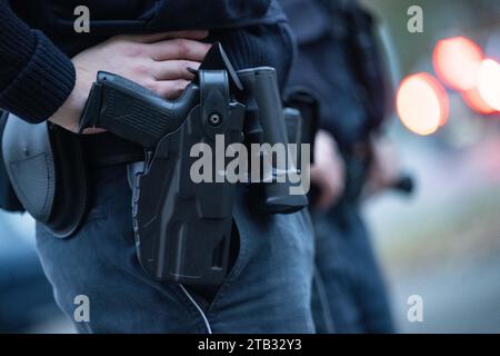 Stuttgart, Deutschland. November 2023 30. Ein Polizist steht während eines Fotoshootings auf einer Straße (posierte Szene). Quelle: Marijan Murat/dpa/Alamy Live News Stockfoto