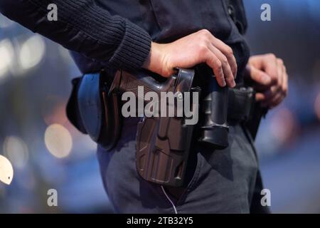 Stuttgart, Deutschland. November 2023 30. Ein Polizist steht während eines Fotoshootings auf einer Straße (posierte Szene). Quelle: Marijan Murat/dpa/Alamy Live News Stockfoto