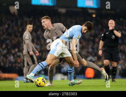 Etihad Stadium, Manchester, Großbritannien. Dezember 2023. Premier League Football, Manchester City gegen Tottenham Hotspur; Dejan Kulusevski von Tottenham Hotspur kämpft mit Ruben Dias von Manchester City, um den Ball nach dem 9. Minute eigenen Tor von Son Heung-Min von Tottenham Hotspur zurückzugewinnen. Credit: Action Plus Sports/Alamy Live News Stockfoto