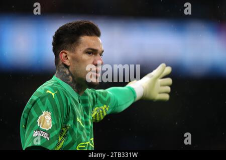 Etihad Stadium, Manchester, Großbritannien. Dezember 2023. Premier League Football, Manchester City gegen Tottenham Hotspur; Manchester City Torhüter Ederson führt seine Verteidiger vor einem Eckstoß. Credit: Action Plus Sports/Alamy Live News Stockfoto