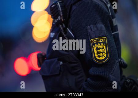 Stuttgart, Deutschland. November 2023 30. Ein Polizist steht während eines Fotoshootings auf einer Straße (posierte Szene). Quelle: Marijan Murat/dpa/Alamy Live News Stockfoto