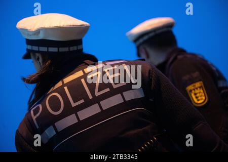 Stuttgart, Deutschland. November 2023 30. Eine Polizistin (l) und ein Polizist stehen während eines Fotoshootings nebeneinander (posierte Szene). Quelle: Marijan Murat/dpa/Alamy Live News Stockfoto