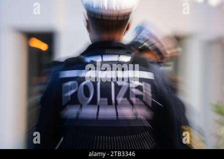 Stuttgart, Deutschland. November 2023 30. Eine Polizistin (r) und ein Polizist stehen während eines Fotoshootings nebeneinander (posierte Szene). Quelle: Marijan Murat/dpa/Alamy Live News Stockfoto