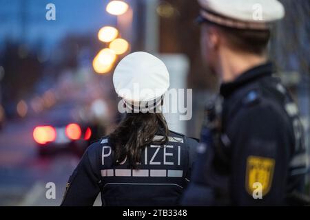 Stuttgart, Deutschland. November 2023 30. Eine Polizistin (l) und ein Polizist stehen während eines Fotoshootings nebeneinander (posierte Szene). Quelle: Marijan Murat/dpa/Alamy Live News Stockfoto