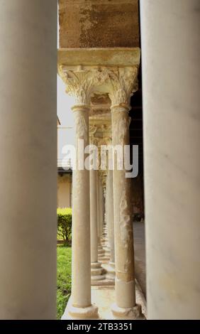 Blick auf die Säulenreihen des Kreuzgangs der Kathedrale von Cefalu, Sizilien, Italien Stockfoto