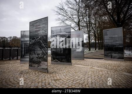 YSSELSTEYN – Gedenkstätte für die fünf Tore der Erinnerung auf dem deutschen Kriegsfriedhof Ysselsteyn. Die Gedenkstätte richtet sich an alle Opfer der nationalsozialistischen Verfolgung in den Niederlanden im Zweiten Weltkrieg. Zum ersten Mal hat der für die Erhaltung der Gräber zuständige deutsche Volksbund eine Gedenkstätte für Opfer in einem anderen Land errichtet. ANP ROB ENGELAAR niederlande aus - belgien aus Stockfoto