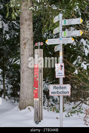 Mehrzweck-Wegweiser an einem Wanderweg in Sulzberg, Vorarlberg, Österreich Stockfoto