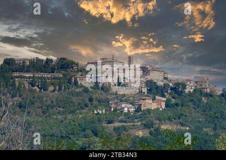 Blick auf das Dorf Montepulciano auf einem Hügel mit Olivenbäumen an den Hängen, Toskana, Italien Stockfoto