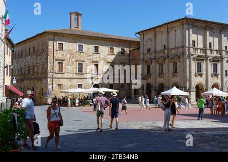 Die Piazza Grande und Palazzo Contuzzi, Straßencafé, Montepulciano, Provinz Siena, Toskana, Italien, Europa Stockfoto