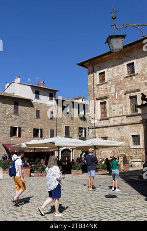 Piazza Grande und Palazzo Contuzzi, Straßencafé, Montepulciano, Provinz Siena, Toskana, Italien, Europa Stockfoto