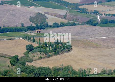 Eine idyllische Landschaft große Blick auf Montepulciano auf dem Land, wie von oben in der Stadt gesehen, im Herbst Sonnenuntergang Licht getaucht - Italien Stockfoto