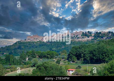 Blick auf das Dorf Montepulciano auf einem Hügel mit Olivenbäumen an den Hängen, Toskana, Italien Stockfoto