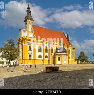 Barockwunder der Mark: Klosterkirche Neuzelle DEU/Brandenburg/Neuzelle Â Kloster Neuzelle Landkreis oder-Spree das Barockwunder der Mark Brandenburg, die Klosterkirche im Stift Neuzelle, ist Wallfahrtsort für viele katholische Gläubiger und Touristen aus aller Welt. Die Ausstattung im Süddeutschen Barock mit Stuckmarmor und edlen Holzschnitzereien ist einmalig in Norddeutschland. Das Zisterzienserkloster Neuzelle war 1268 von Heinrich dem Erlauchten, Markgraf von Meissen und der Lausitz, gestiftet und hatte seine Glanzzeit im 18. Jahrhundert. Als die Niederlausitz 1815 an Preußen kam, wurde Stockfoto