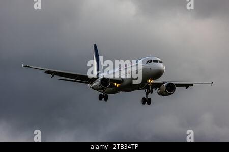 Anadolujet ein Airbus A320-232 von der türkischen Fluggesellschaft Anadolujet befindet sich im Landeanflug auf den Flughafen Zürich. Registrierung YL-LDI. Zürich, Schweiz, 11.11.2023 *** Anadolujet an Airbus A320 232 der türkischen Fluggesellschaft Anadolujet nähert sich dem Flughafen Zürich Registrierung YL LDI Zürich, Schweiz, 11 11 2023 Credit: Imago/Alamy Live News Stockfoto