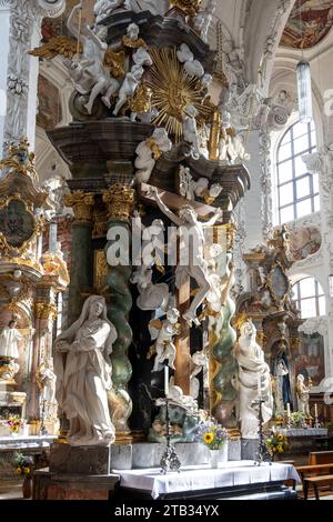 Barockwunder der Mark: Klosterkirche Neuzelle DEU/Brandenburg/Neuzelle Â Kloster Neuzelle Landkreis oder-Spree das Barockwunder der Mark Brandenburg, die Klosterkirche im Stift Neuzelle, ist Wallfahrtsort für viele katholische Gläubiger und Touristen aus aller Welt. Die Ausstattung im Süddeutschen Barock mit Stuckmarmor und edlen Holzschnitzereien ist einmalig in Norddeutschland. Das Zisterzienserkloster Neuzelle war 1268 von Heinrich dem Erlauchten, Markgraf von Meissen und der Lausitz, gestiftet und hatte seine Glanzzeit im 18. Jahrhundert. Als die Niederlausitz 1815 an Preußen kam, wurde Stockfoto